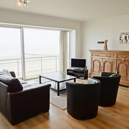In With Sea Views, Cleaning Included 아파트 니우포르트